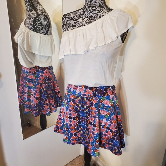 Shapes print skater  skirt, zip up to close/small - Picture 1 of 11